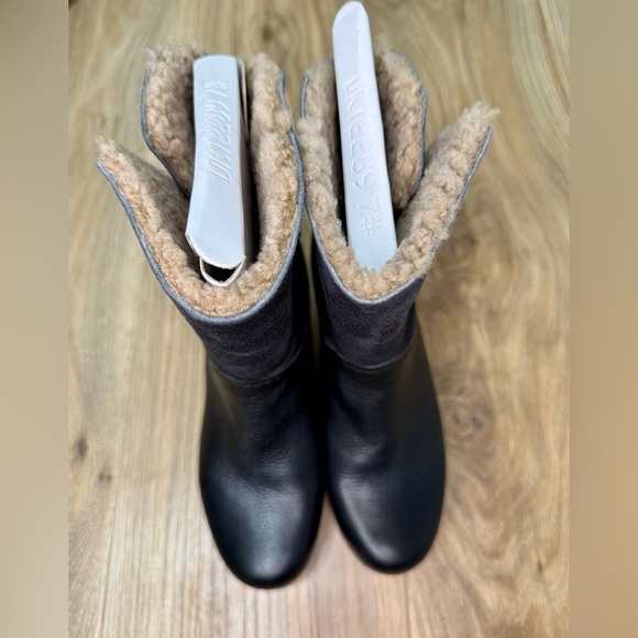 UGG Amoret Black Shearling Clog Booties Size 7 LNC - Picture 9 of 9